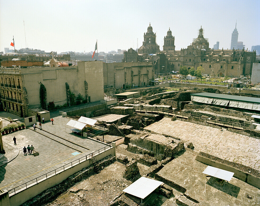 Blick auf Ausgrabungsstätte Templo Mayor und Kathedrale im Sonnenlicht, Mexico City, Mexico, Amerika