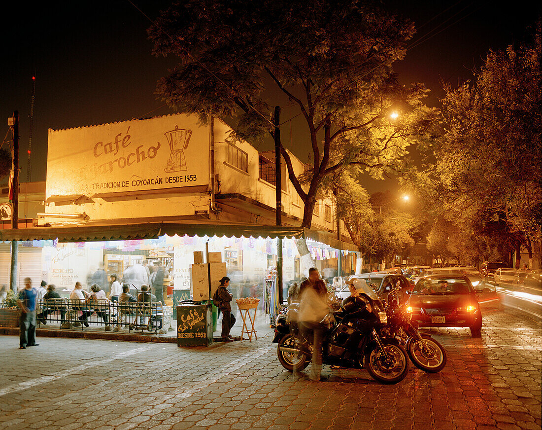 Menschen am Abend vor dem Café EL Jarocho, Calle Allende, Centro Historico, Coyoacan, Mexico City, Mexico, Amerika