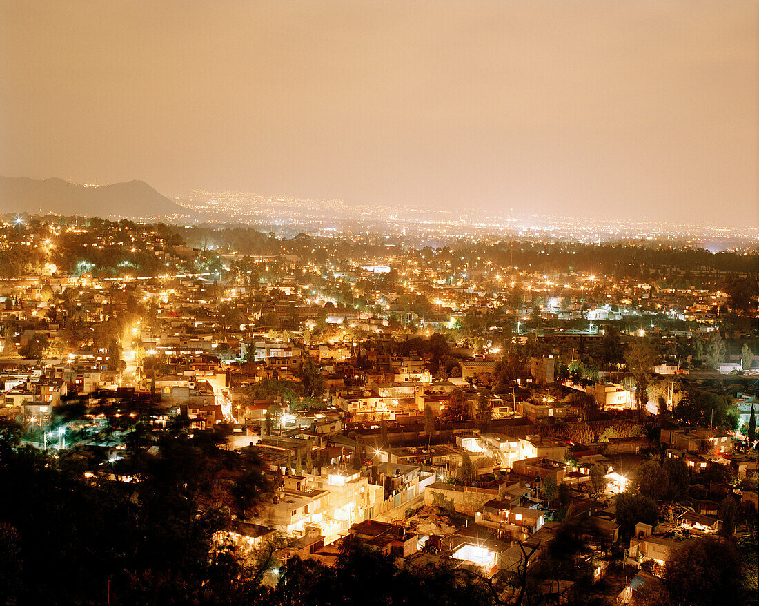 Blick von Barrio Xochimilco auf die Lichter von Mexico City, Mexiko, Amerika
