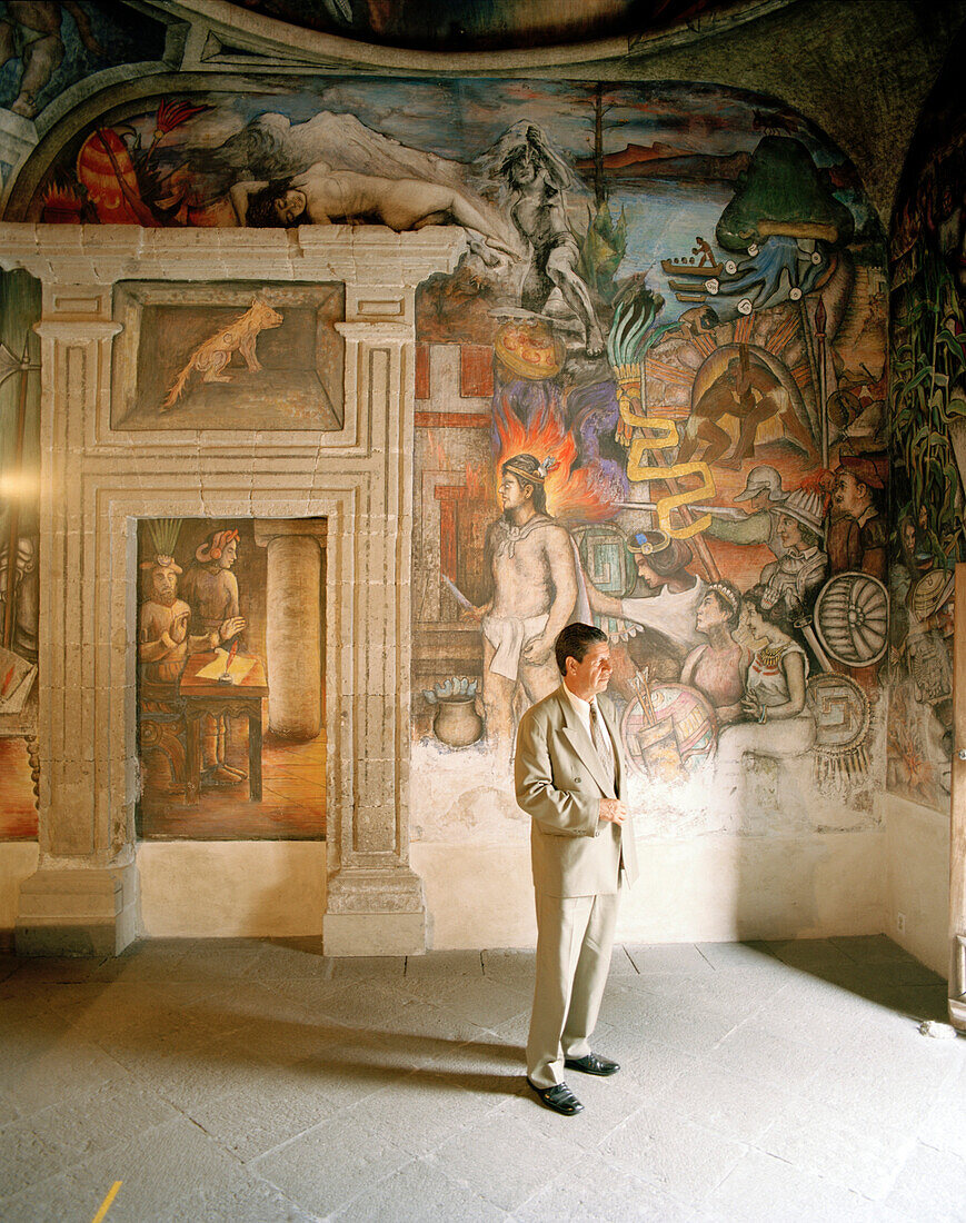 Wandgemälde zeigt Eroberung Mexicos durch Hernando Cortes, Innenansicht des Casa Municipal, Centro Historico, Coyoacan, Mexico City, Mexiko, Amerika