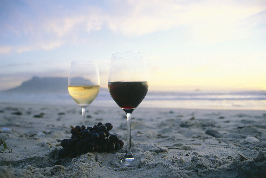 Ein Glas Rotwein und ein Glas Weißwein, Tafelberg im Hintergrund, Südafrika, Afrika