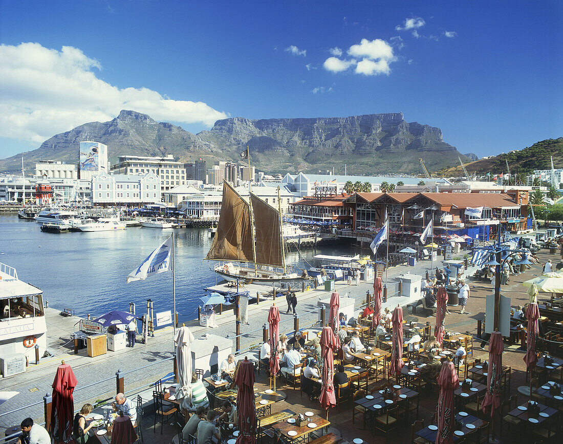 Die Victoria und Albert Waterfront mit Tafelberg im Hintergrund, Kapstadt, Südafrika, Afrika