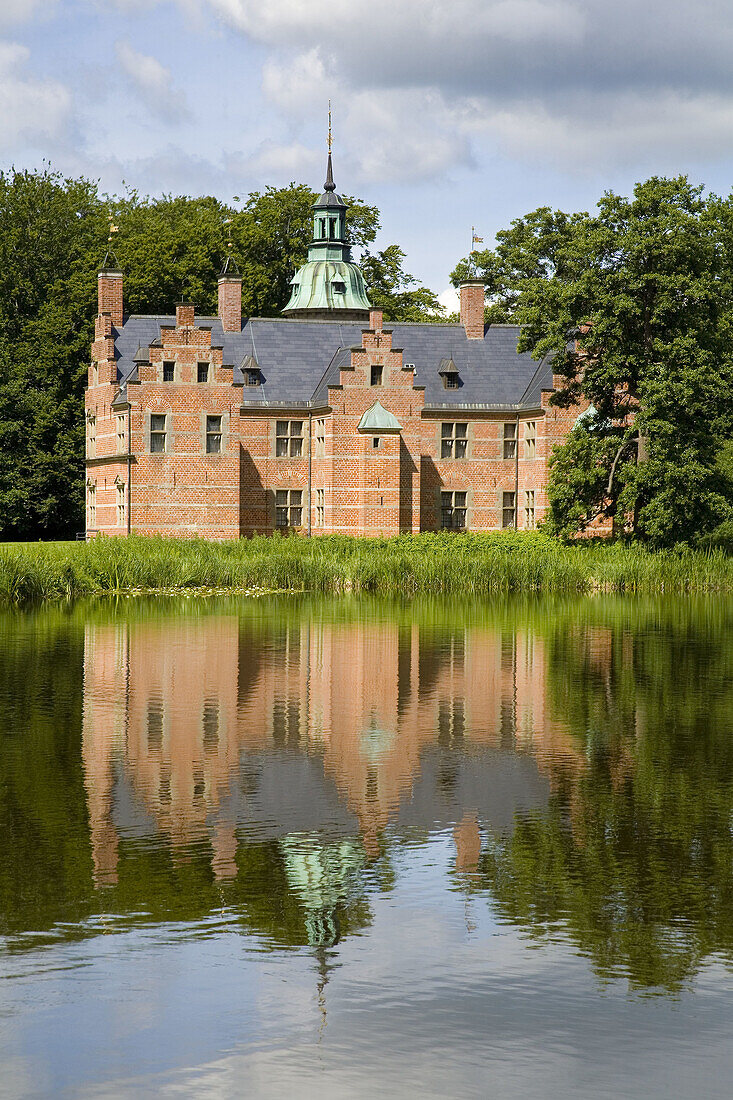 Gardens. Frederiksborg Slot (castle). Hillerød. Sjaelland. Denmark