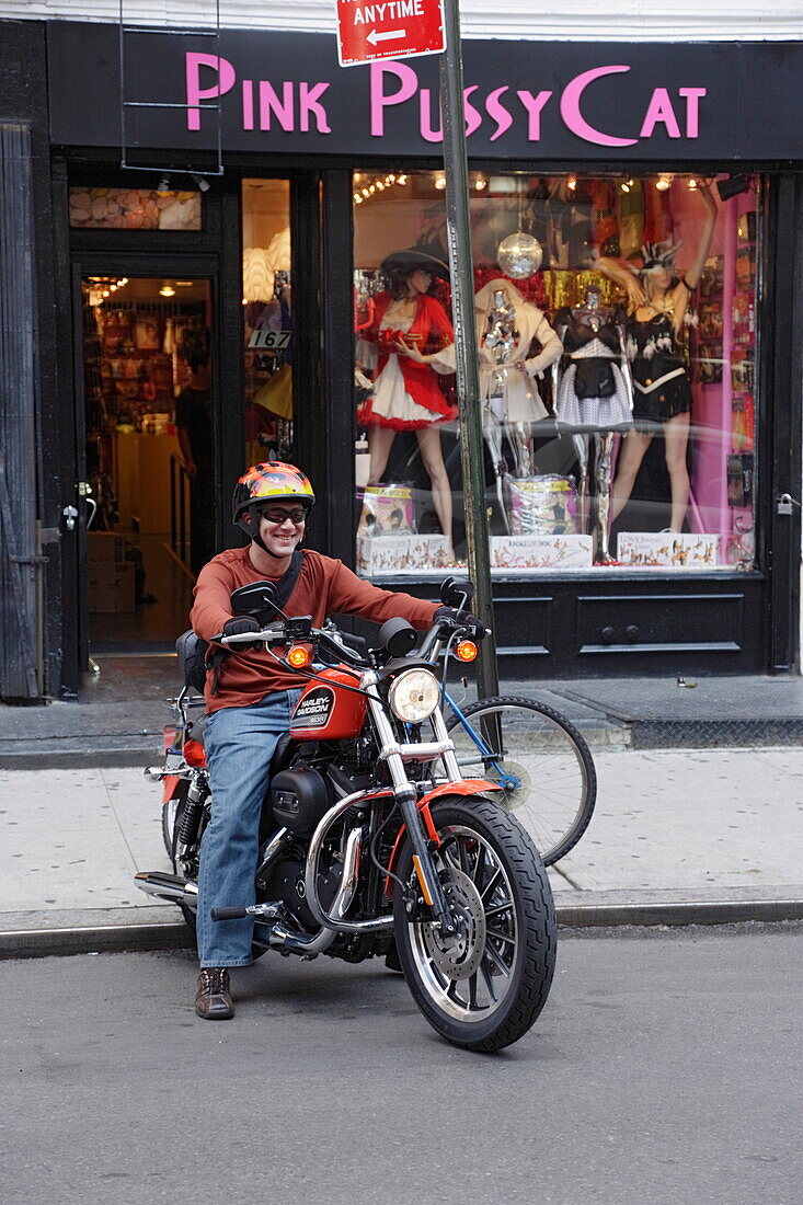 Mann fährt Motorrad, Greenwich Village, Manhattan, New York City, New York, USA