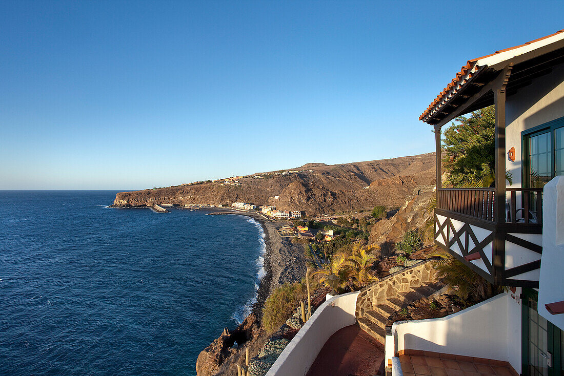 Blick vom Hotel Jardin Tecina auf Küstenlandschaft unter blauem Himmel, Playa Santiago, La Gomera, Kanarische Inseln, Spanien, Europa