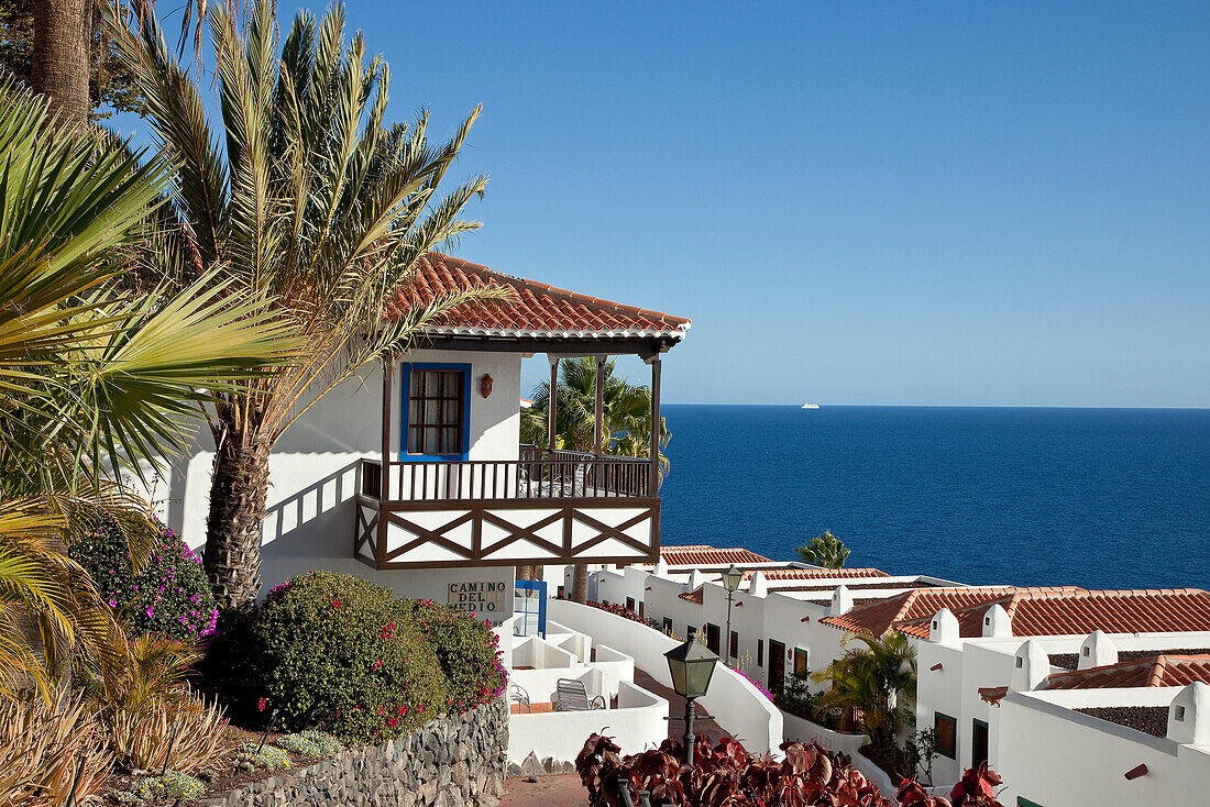 Das Hotel Jardin Tecina im Sonnenlicht mit Meerblick, Playa Santiago, La Gomera, Kanarische Inseln, Spanien, Europa