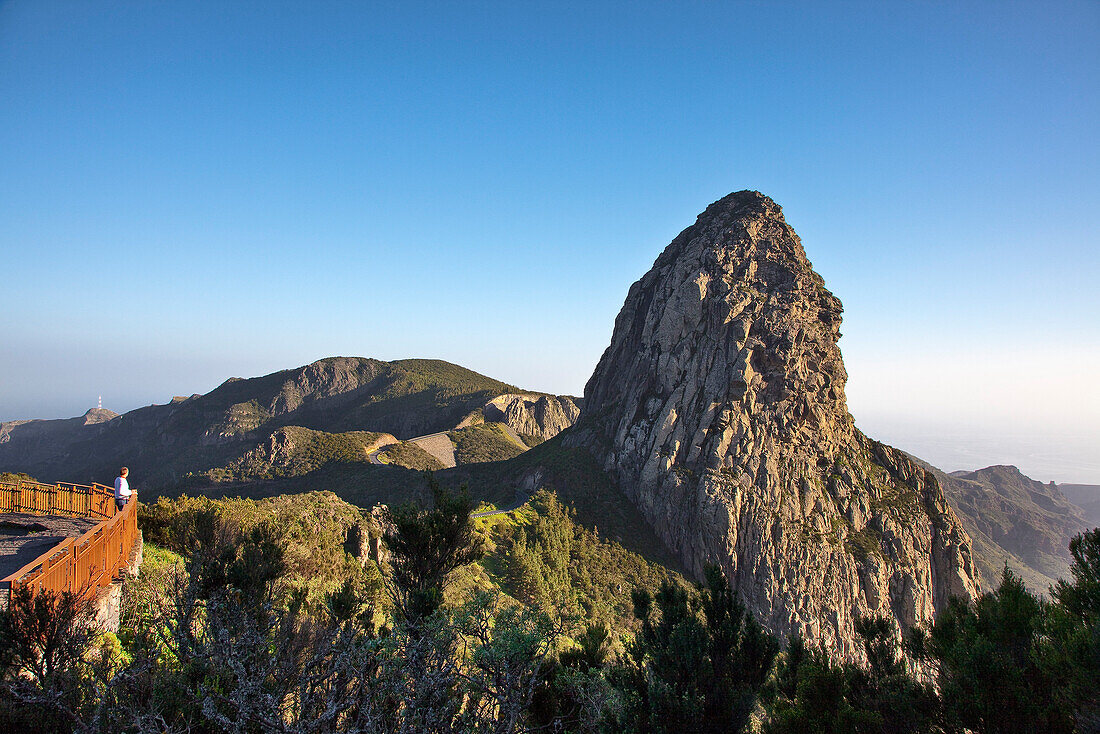 Blick auf Felsspitze unter blauem Himmel, Roque de Agando, La Gomera, Kanarische Inseln, Spanien, Europa