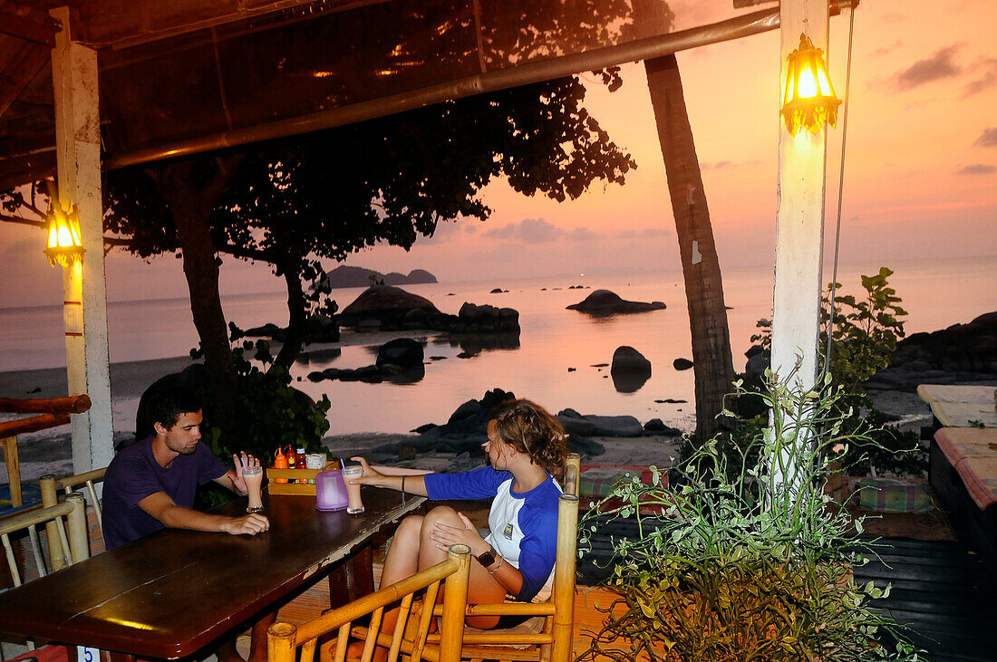 Couple in a bar on Laem Hin Lok Beach, West coast, Ko Phangan, Ko Pha Ngan, Thailand