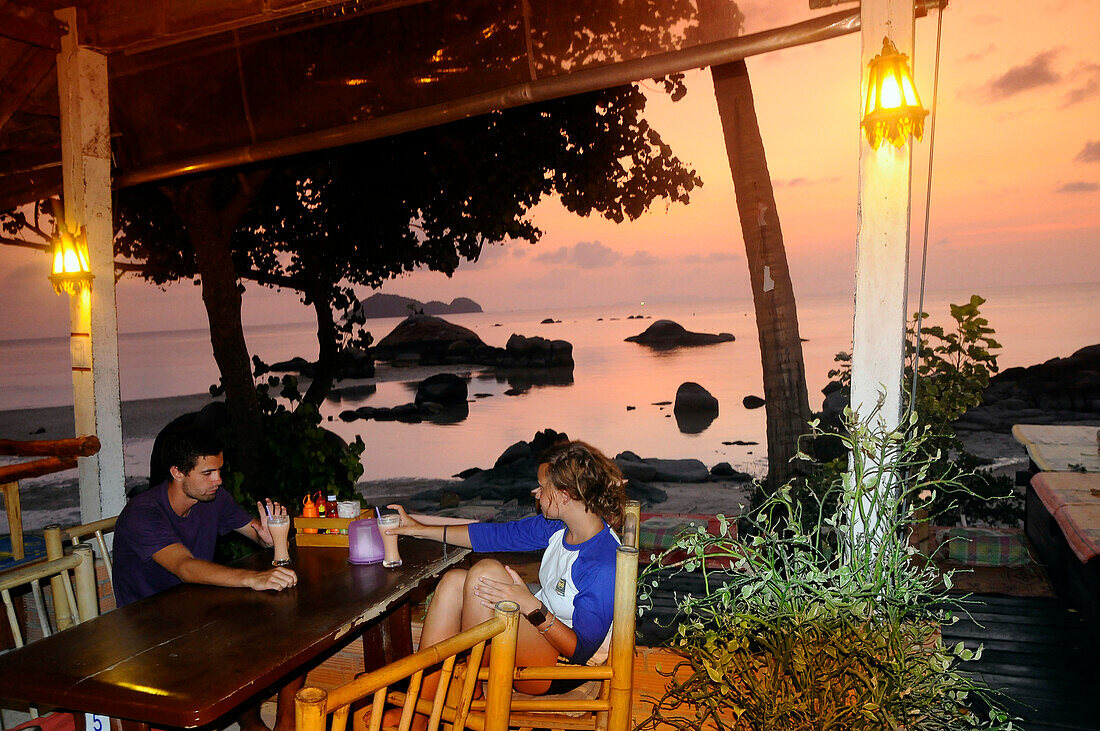 Paar in einer Strandbar am Strand, Laem Hin Lok Beach, Westküste, Ko Phangan, Ko Pha Ngan, Thailand