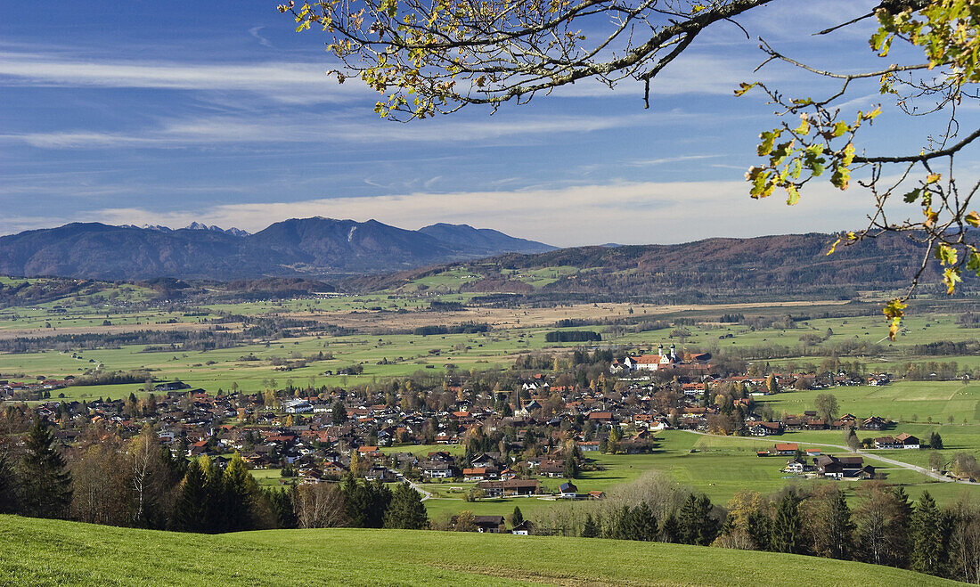Blick auf Benediktbeuern, Bayern, Deutschland