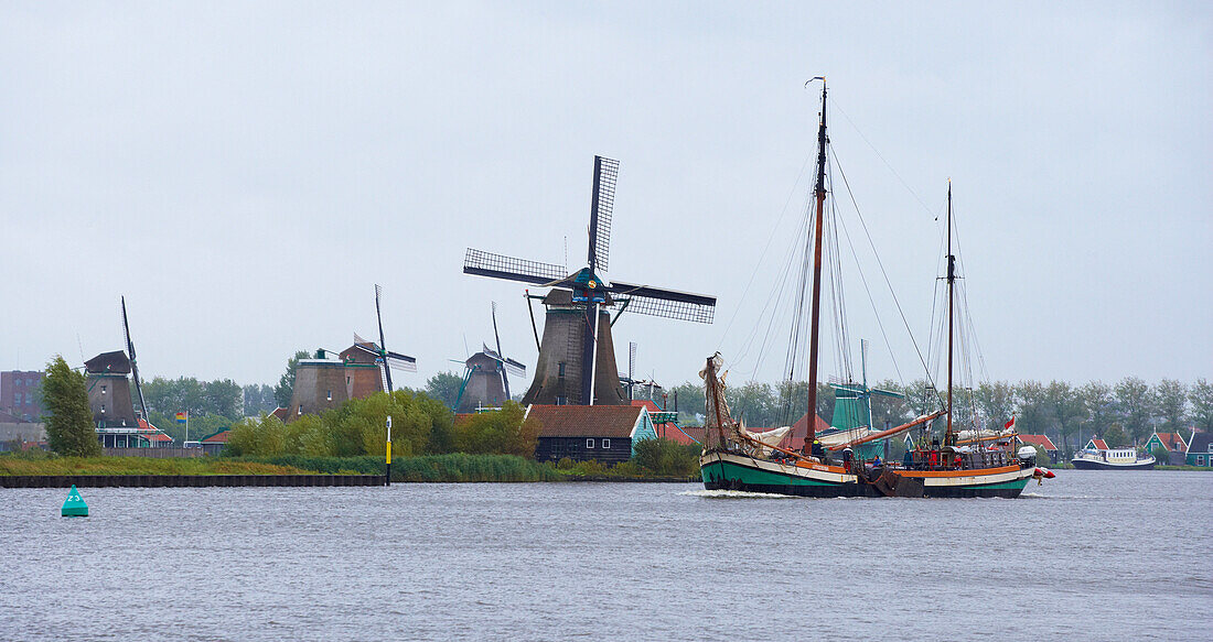 Blick auf Windmühlen im Freilichtmuseum Zaanseschans am Fluss Zaan, Holland, Europa