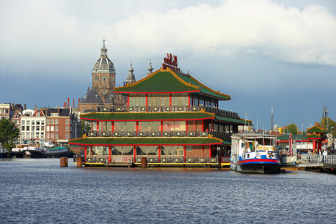 Chinesisches Restaurant vor Kirchturm am Fluss Oosterdok, Amsterdam, Niederlande, Europa