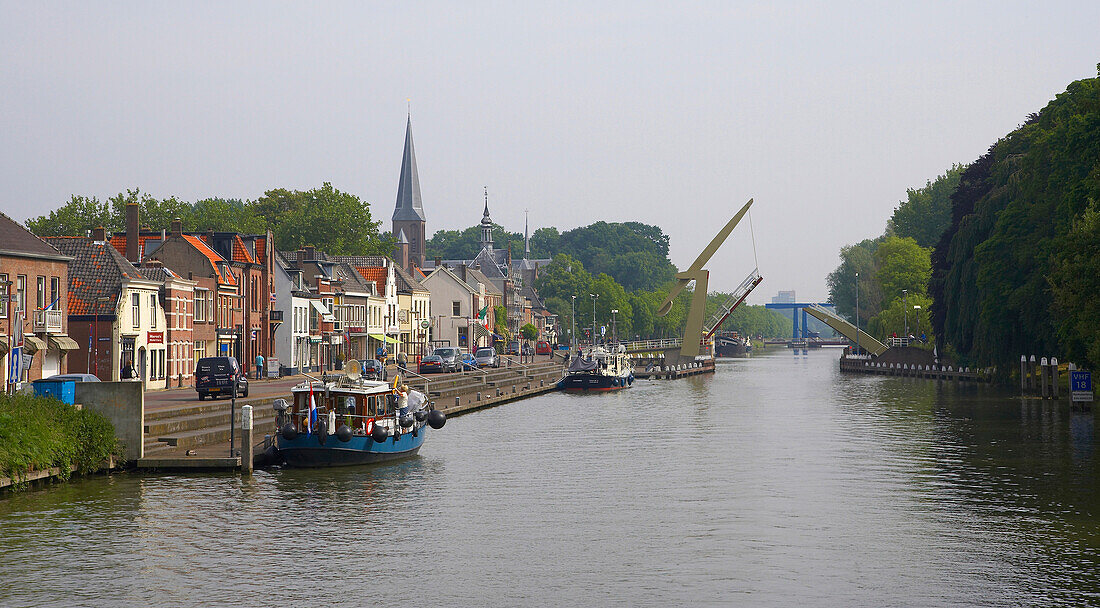 Boote am Ufer des Merwede Kanaal, Klappbrücke im Hintergrund, Nieuwegein, Holland, Europa