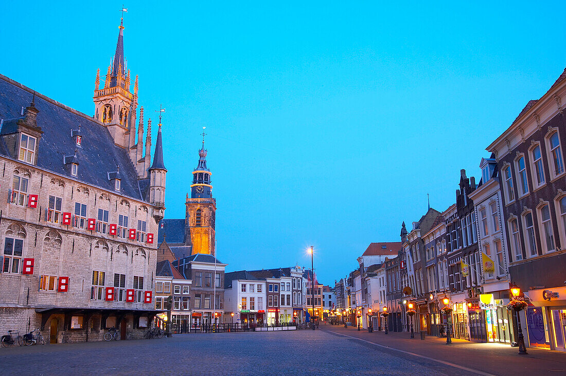 Marktplatz mit gotischem Rathaus und Kirche am Abend, Altstadt, Gouda, Holland, Europa