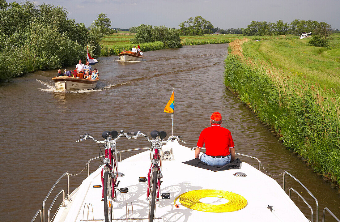 Menschen in Booten fahren auf dem Fluss Grecht, Holland, Europa