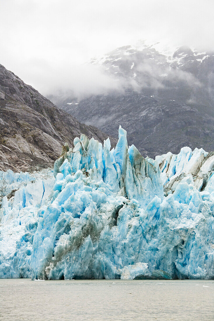 Der Dawes Gletscher unter Wolken, Endicott Arm, Inside Passage, Südost Alaska, USA