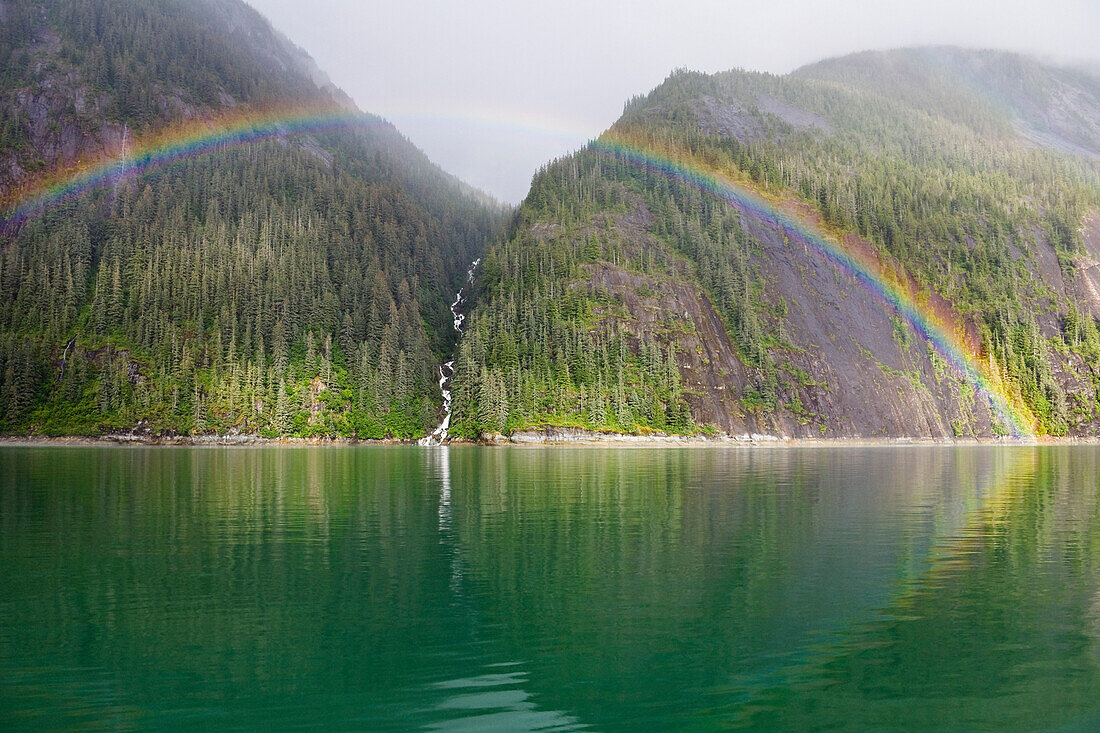 Regenbogen über dem Endicott Arm, Inside Passage, Südost-Alaska, USA