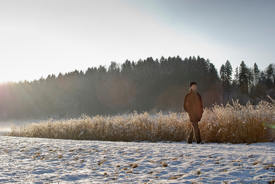 Alter Mann bei einem Winterspaziergang, Windach, Oberbayern, Deutschland