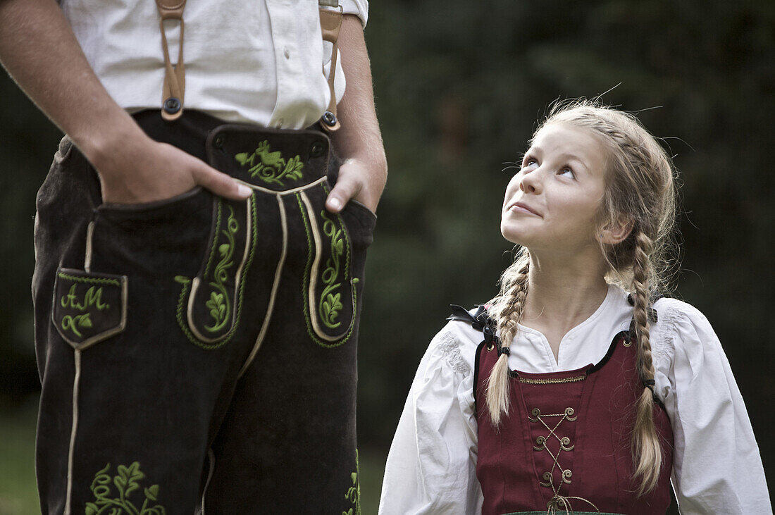 Mädchen im Dirndl blickt nach oben, Kaufbeuren, Bayern, Deutschland