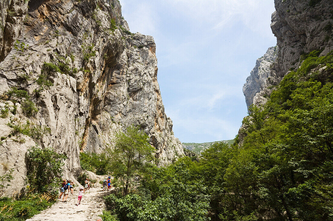 Wanderer in einer Berglandschaft, Velika Paklenika, Paklenica Nationalpark, Dalmatien, Kroatien, Europa
