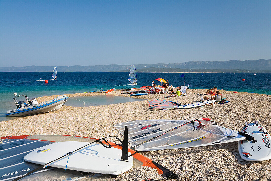 Windsurfbretter liegen am Strand im Sand, Goldenes Horn, Bol, Insel Brac, Dalmatien, Kroatien, Europa