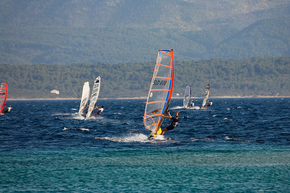 Windsurfer auf dem Wasser am Goldenen Horn, Bol, Insel Brac, Dalmatien, Kroatien, Europa