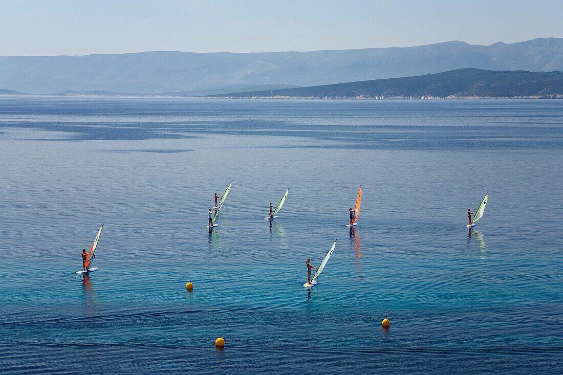 Windsurfer auf dem Wasser am Goldenen Horn, Bol, Insel Brac, Dalmatien, Kroatien, Europa