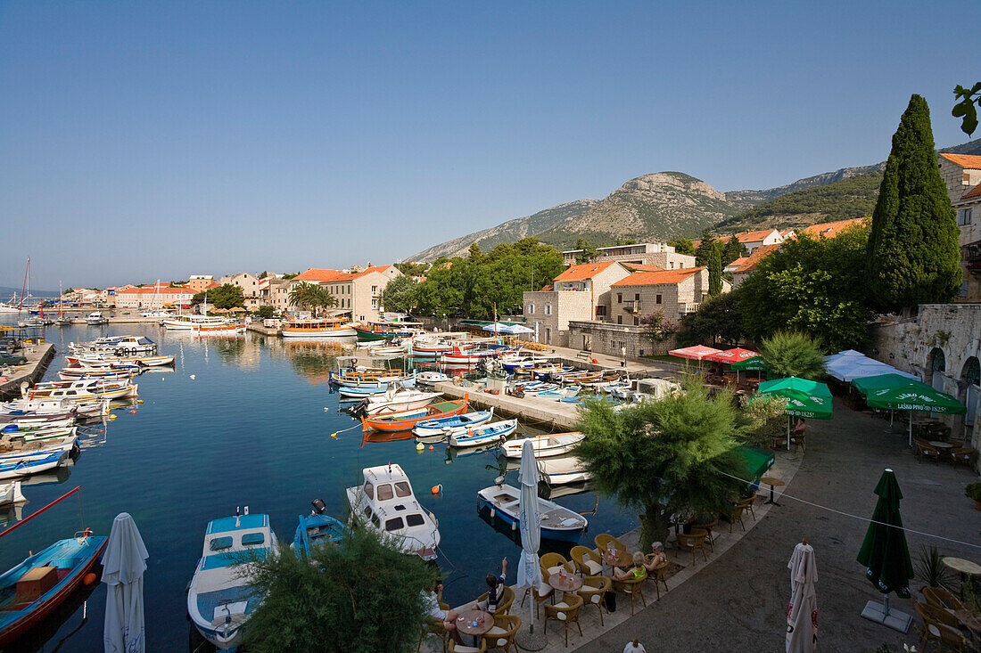 Boote im Hafen von Bol unter blauem Himmel, Insel Brac, Dalmatien, Kroatien, Europa