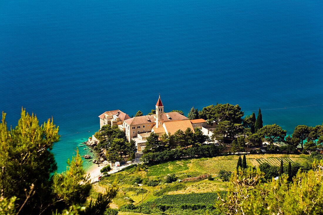 Blick auf das Dominikaner Kloster von Bolim Sonnenlicht, Insel Brac, Dalmatien, Kroatien, Europa