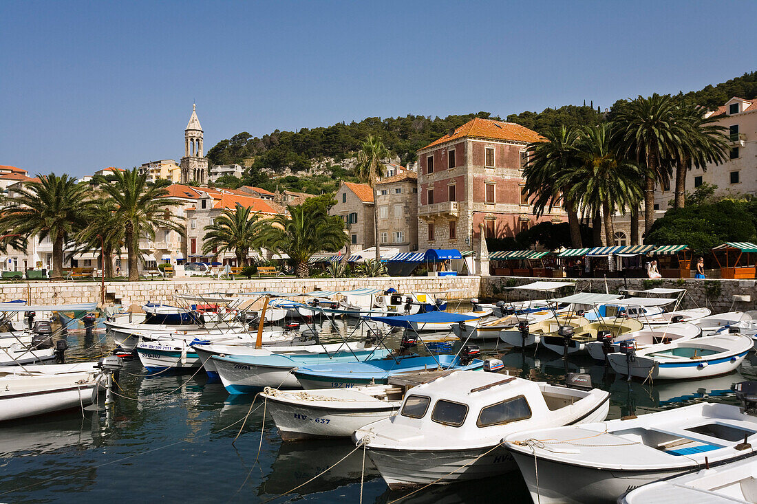 Blick auf Boote im Hafen und die Altstadt von Hvar, Insel Hvar, Dalmatien, Kroatien, Europa