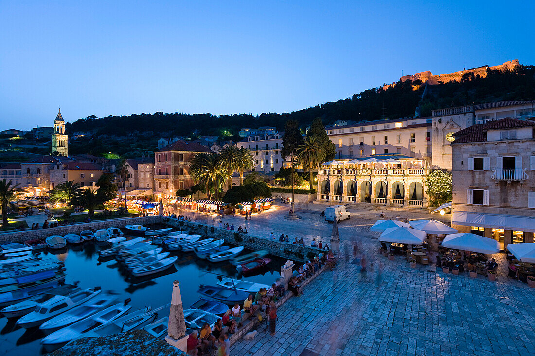 Hafen und Hotel Palace in der Altstadt am Abend, Hvar, Insel Hvar, Dalmatien, Kroatien, Europa