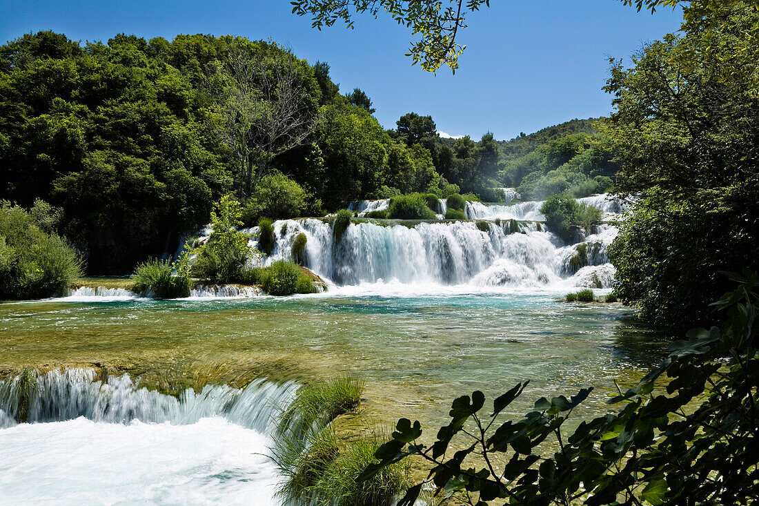 Die Krka Wasserfälle unter blauem Himmel, Krka Nationalpark, Dalmatien, Kroatien, Europa