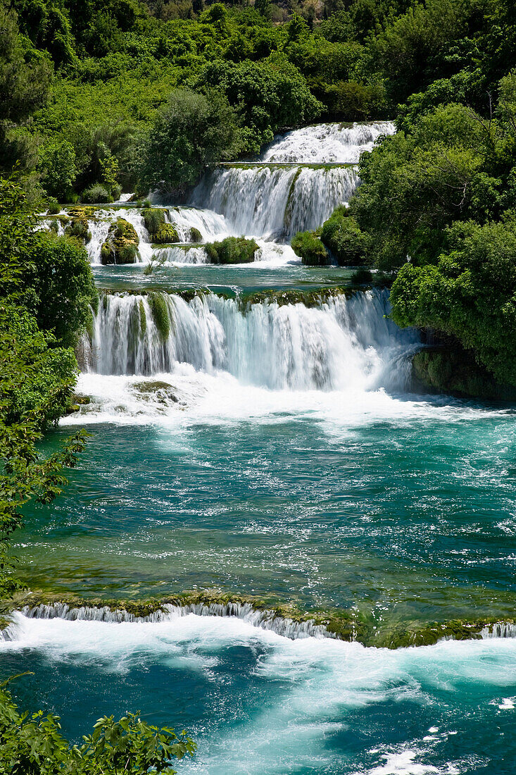Die Krka Wasserfälle im Sonnenlicht, Krka Nationalpark, Dalmatien, Kroatien