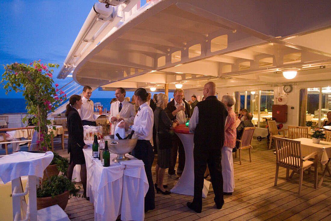 Cocktail-Party an Bord von Kreuzfahrtschiff MS Hanseatic, Indischer Ozean, nahe Madagaskar, Afrika