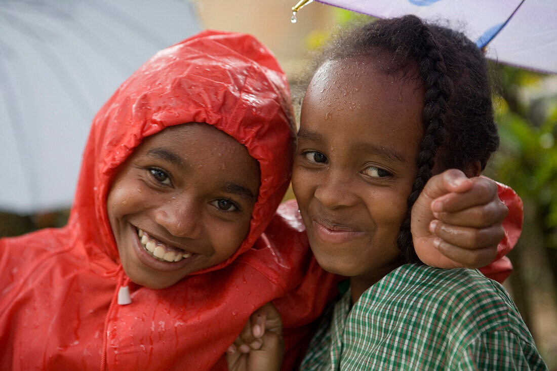 Fröhliche Kinder im Regen, Ambodifototra, Nosy St. Marie, Madagaskar, Afrika