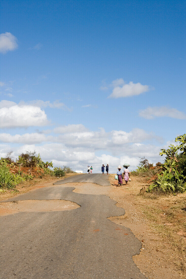 Menschen auf Überlandstraße, nahe Taolanaro, Fort Dauphin, Toliara, Madagaskar, Afrika