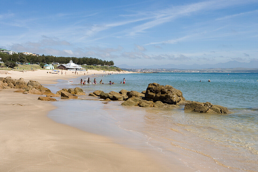 Kinder spielen am Strand, Mossel Bay, Western Cape, Südafrika, Afrika