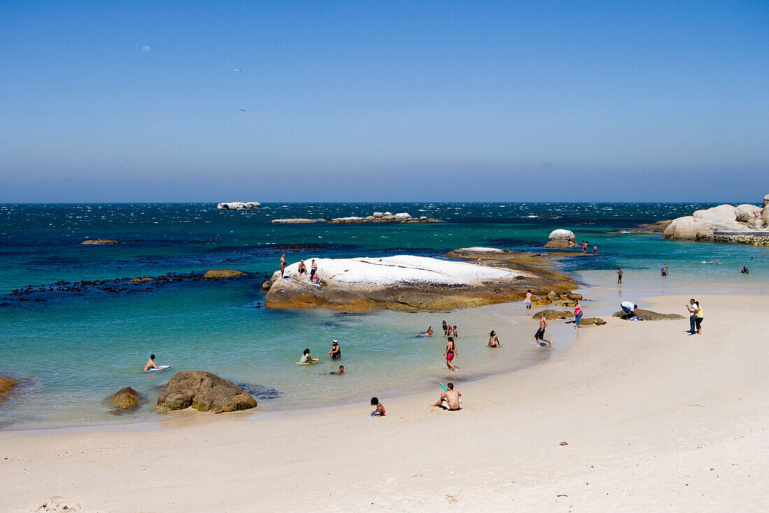 Menschen am Strand, Simon's Town, nahe Kapstadt, Western Cape, Südafrika, Afrika