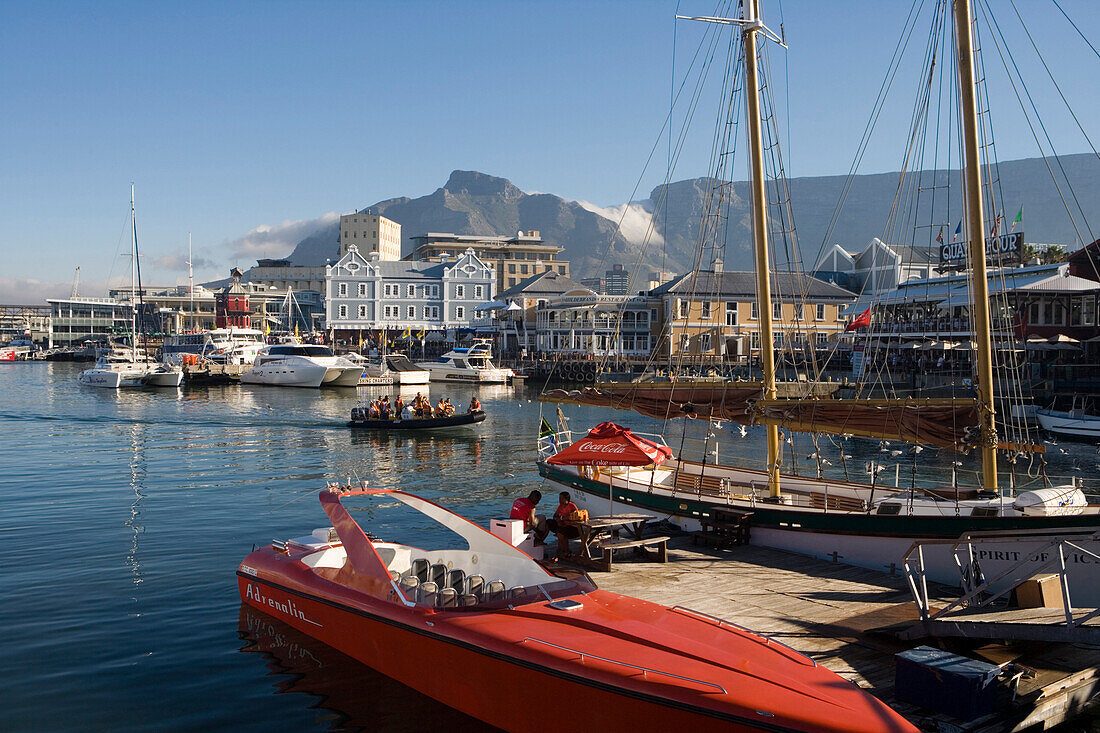 Boote im Hafen an der Waterfront mit Blick auf Tafelberg,  Kapstadt, Western Cape, Südafrika, Afrika