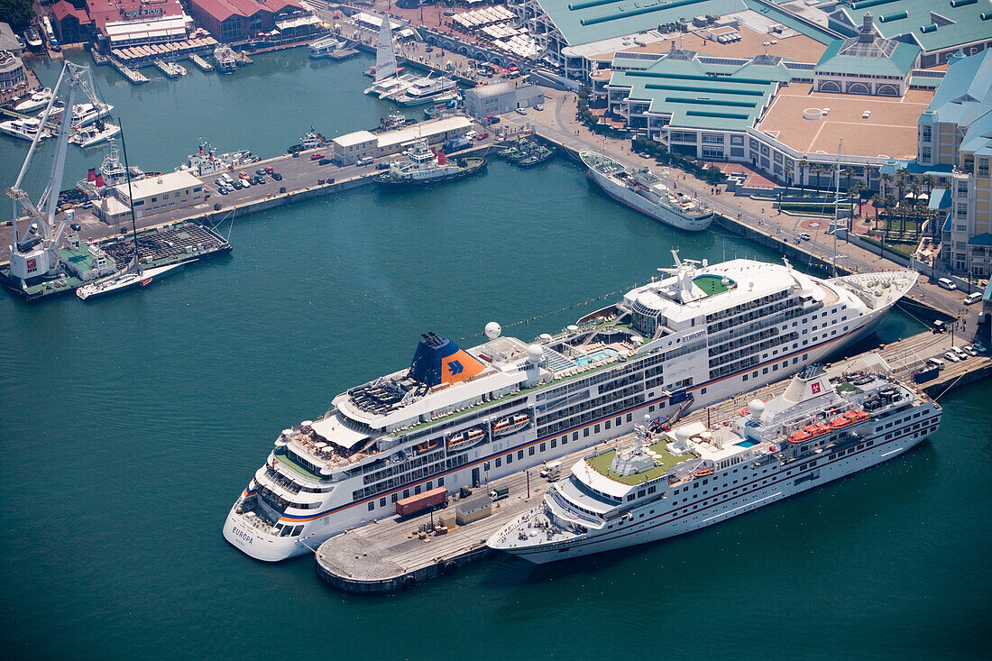 Luftaufnahme von Kreuzfahrtschiffen MS Hanseatic und MS Europa im Hafen an der Waterfront, Kapstadt, Western Cape, Südafrika, Afrika