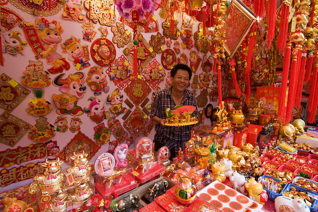 Mann verkauft Dekoration für Chinesisches Neujahrsfest, Chinatown, Singapur, Asien