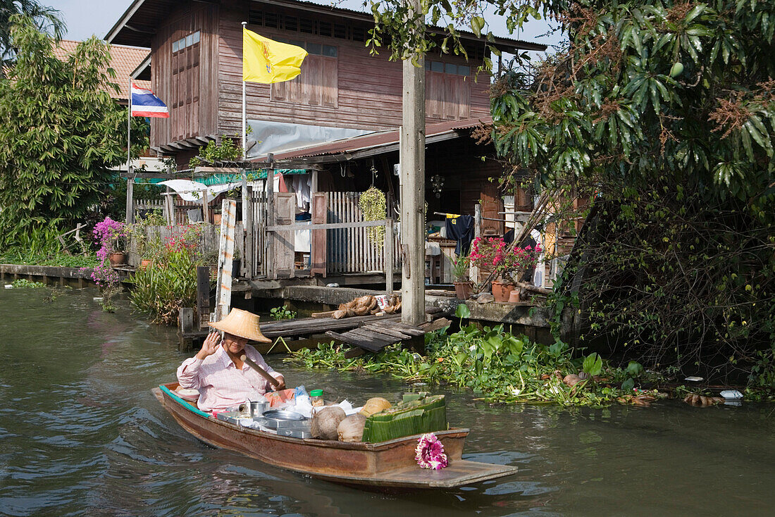 Frau mit Garküche im Boot unterwegs zum schwimmenden Markt, Bangkok, Thailand, Asien