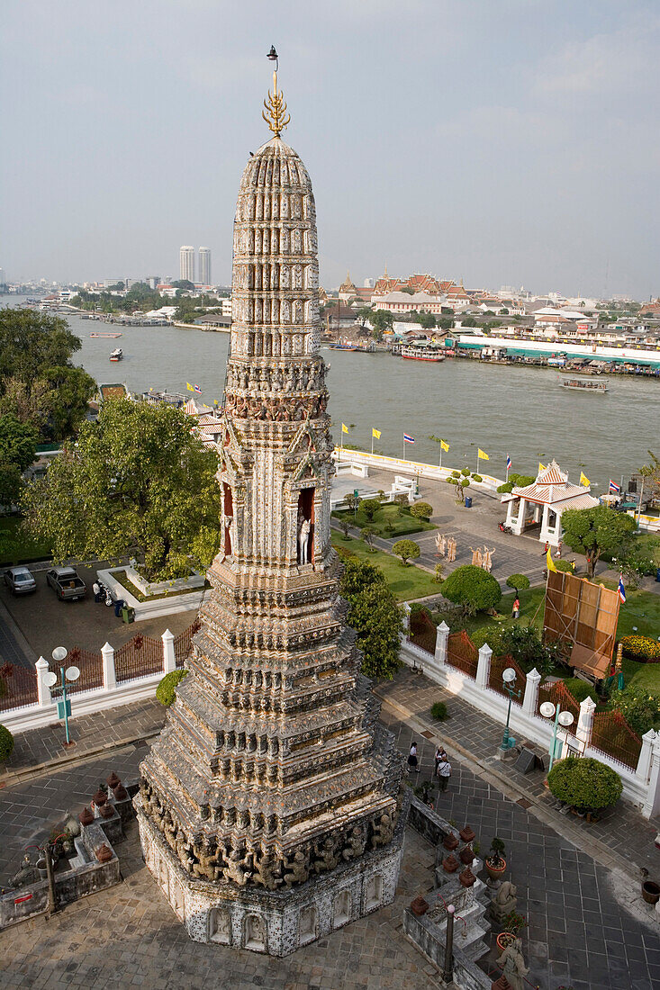 Wat Arun, Tempel der Morgenröte, am westlichen Ufer vom Chao Phraya Fluss, Bangkok, Thailand, Asien