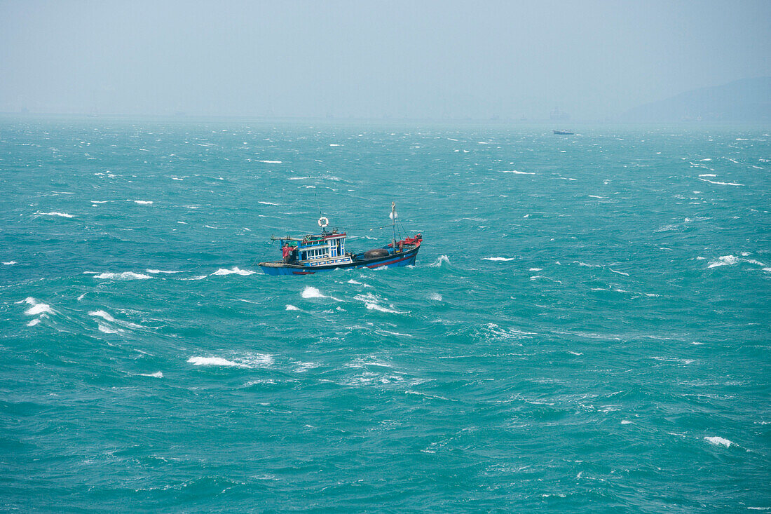 Fischerboot in rauher See, nahe Nha Trang, Khanh Hoa, Vietnam, Asien