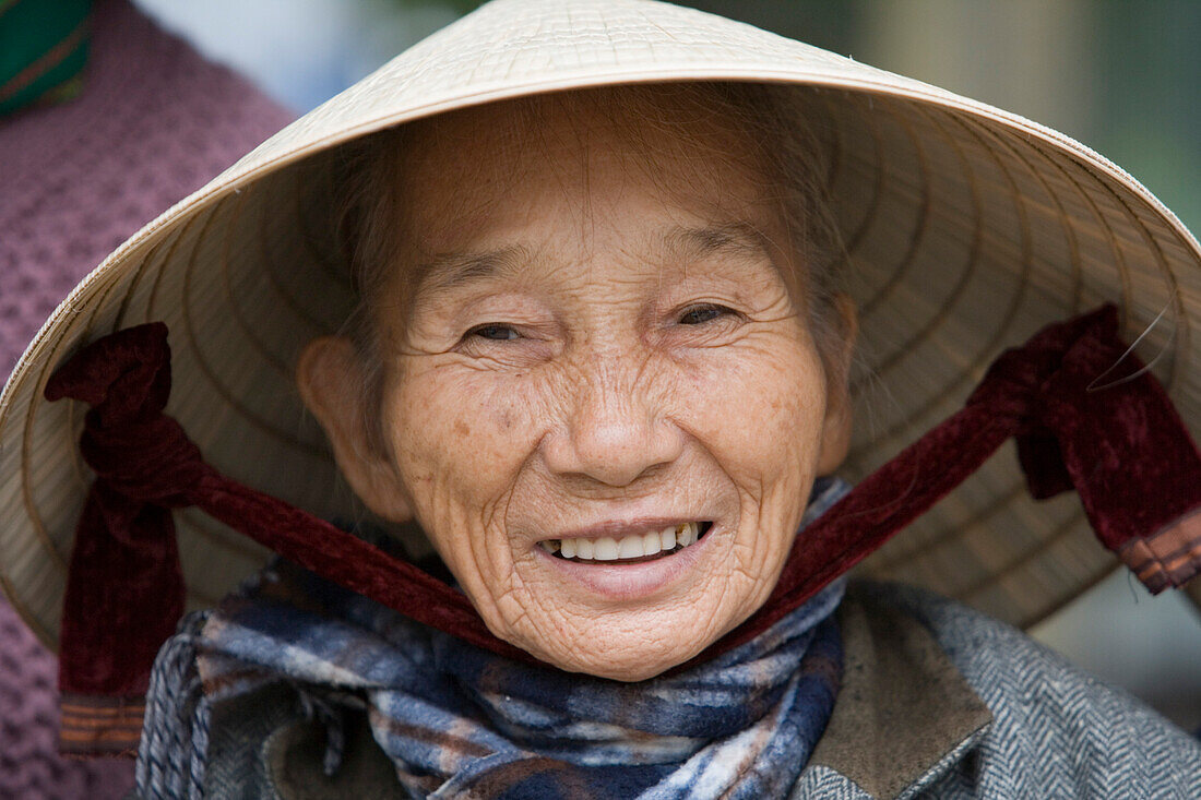 Freundliche vietnamesische Marktfrau mit traditionellem Hut, Hue, Thua Thien-Hue, Vietnam, Asien