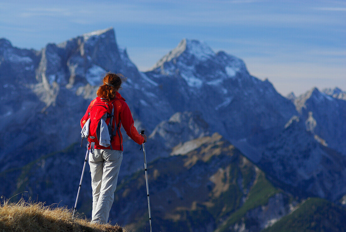Frau genießt Ausblick von der Fleischbank, Karwendel, Tirol, Österreich