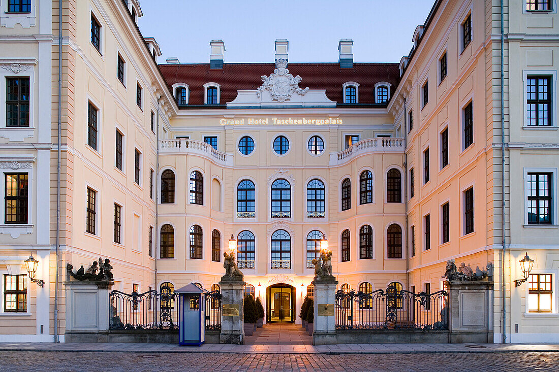 Taschenbergpalais am Abend, Dresden, Sachsen, Deutschland