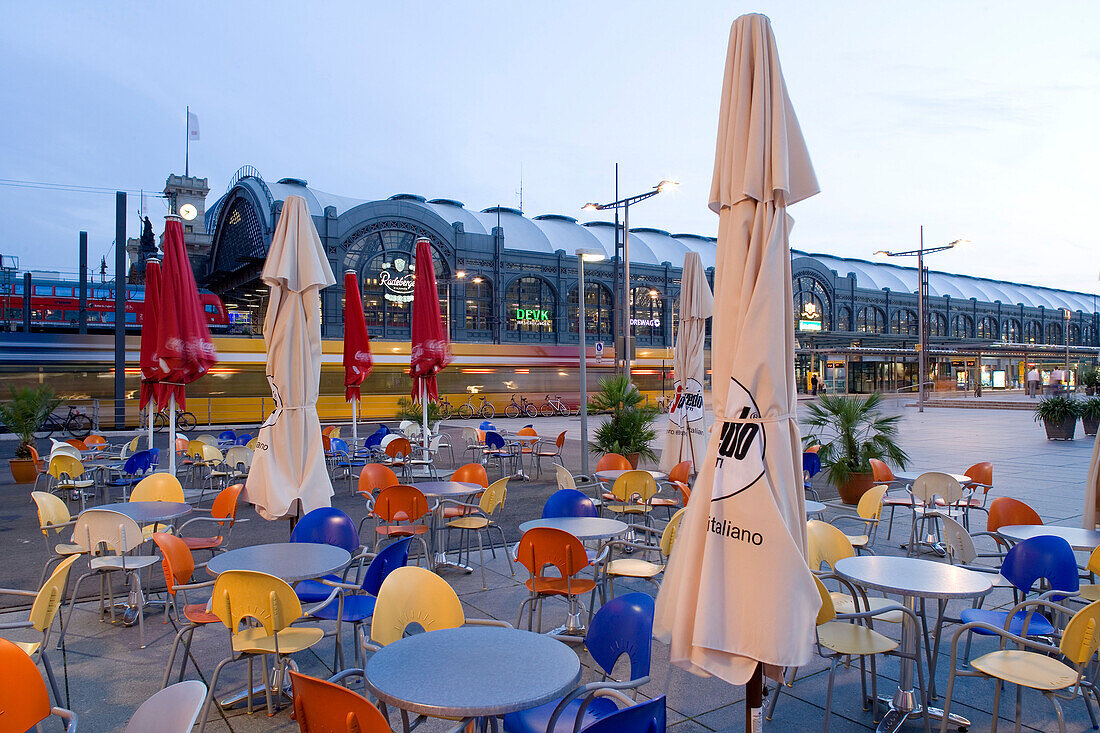 Café beim Hauptbahnhof am Abend, Dresden, Sachsen, Deutschland