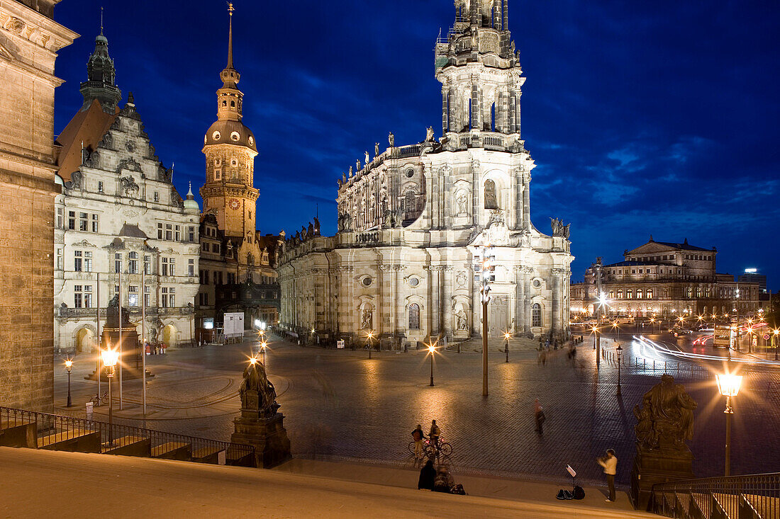 Schlossplatz mit Residenzschloss, Hofkirche und Semperoper im Hintergrund, Dresden, Sachen, Deutschland