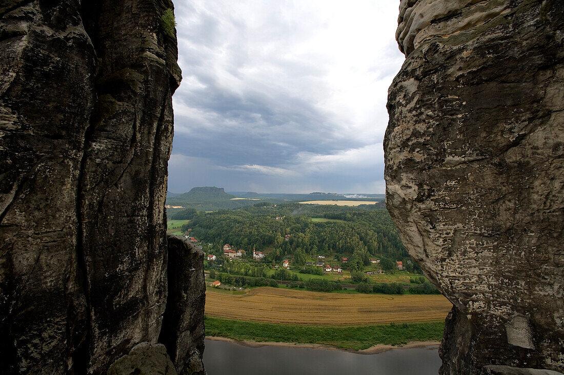 Blick von der Bastei über Rathen zum Lilienstein, Sächsische Schweiz, Elbsandsteingebirge, Sachsen, Deutschland